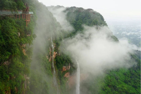  玉屏山景區(qū)玻璃棧道。