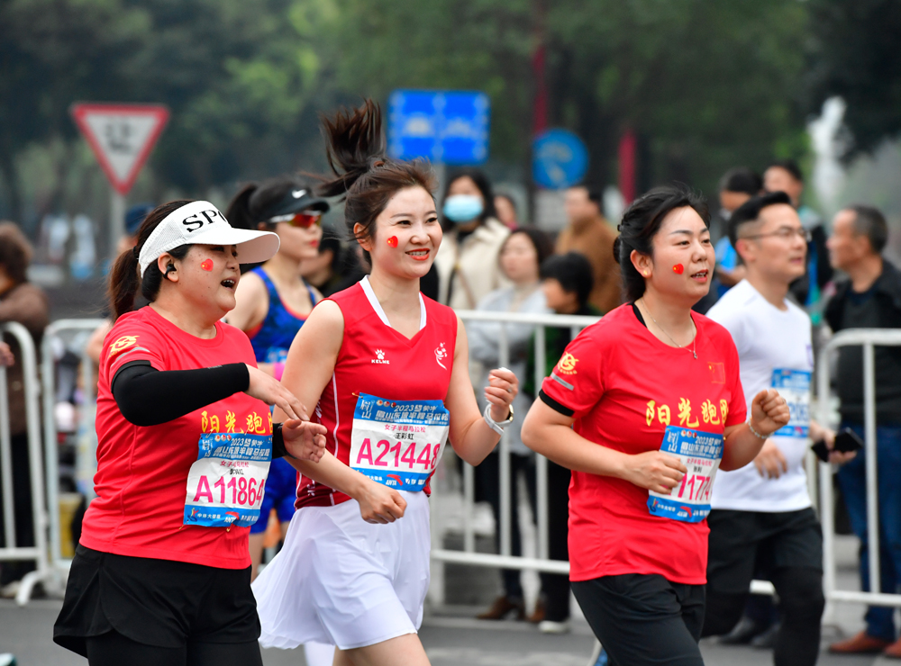 在東坡大道與岷江大道交叉路口，參加半程馬拉松的運(yùn)動員正在奮力追趕。眉山日報(bào)全媒體記者 廖波 攝.jpg