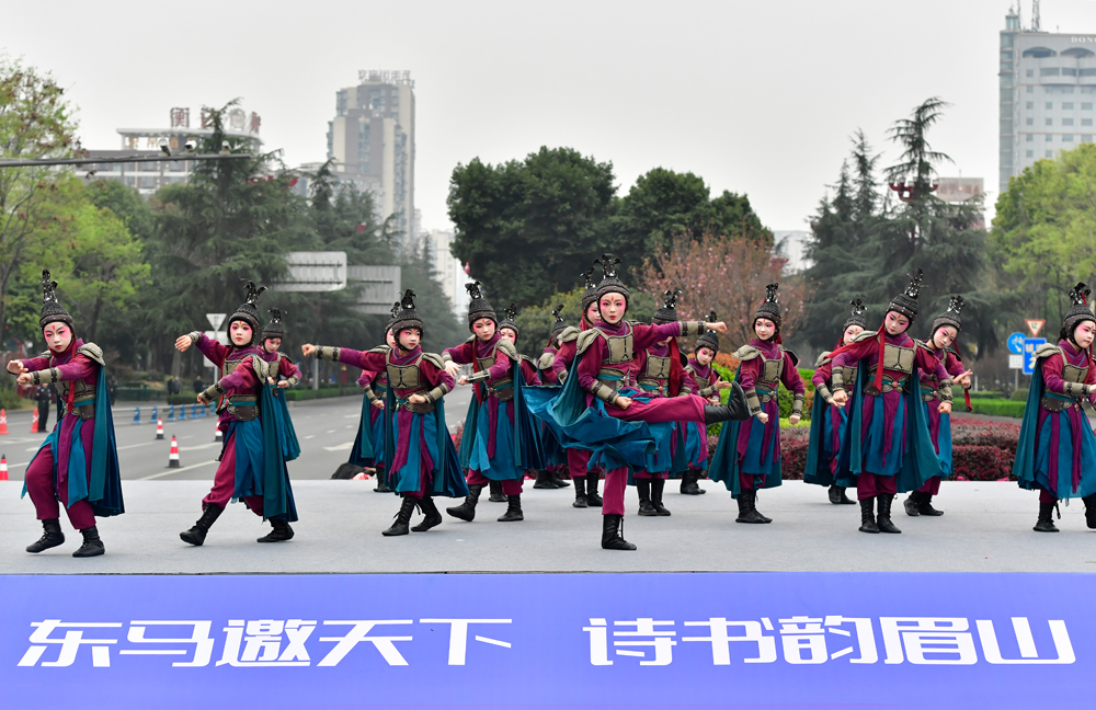 3月18日，在東坡大道與岷江大道交叉路口，來在蘇轍小學(xué)的學(xué)生正在表演古裝舞蹈《巾幗》，助力東坡半程馬拉松。眉山日報(bào)全媒體記者 廖波 攝 (2).jpg