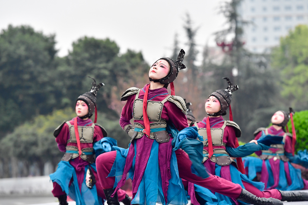 3月18日，在東坡大道與岷江大道交叉路口，來在蘇轍小學(xué)的學(xué)生正在表演古裝舞蹈《巾幗》，助力東坡半程馬拉松。眉山日報(bào)全媒體記者 廖波 攝 (1).jpg