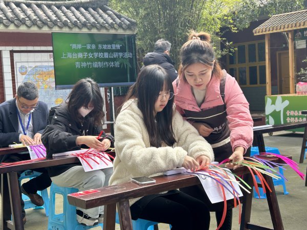  上海臺商子女學(xué)校體驗(yàn)非物質(zhì)文化遺產(chǎn)青神竹編。