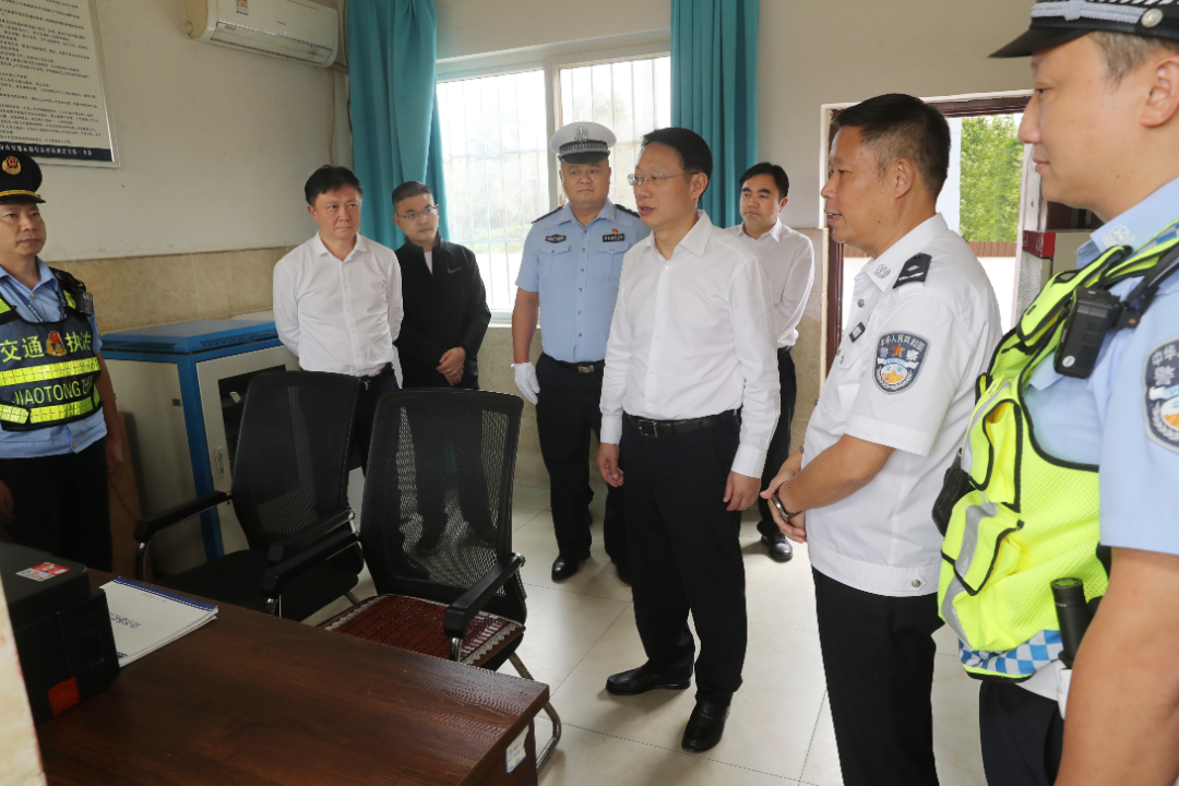  10月1日，黃河在岷東大道永壽超限超載檢測站，看望慰問一線值守人員，督導(dǎo)檢查道路交通安全工作情況。眉山日報全媒體記者 雷同 攝