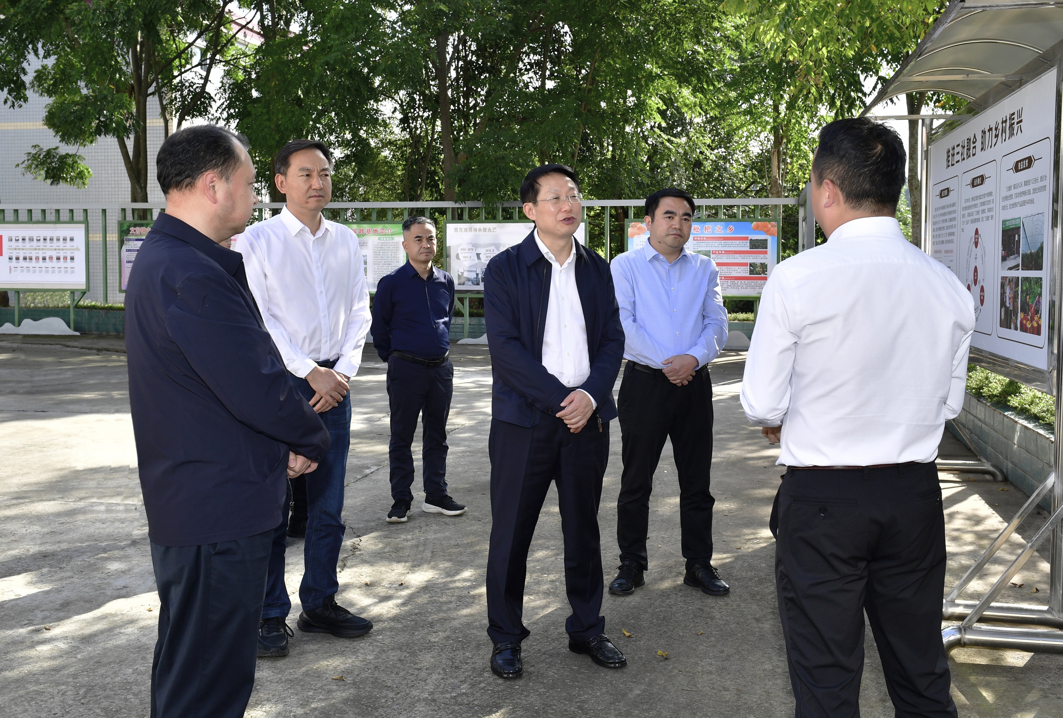 10月22日，市委書記黃河在仁壽縣文宮鎮(zhèn)古佛社區(qū)聽(tīng)取社區(qū)村級(jí)供銷社、合作社、信用社“三社融合”助力鄉(xiāng)村振興有關(guān)情況匯報(bào)。眉山日?qǐng)?bào)全媒體記者 廖波 攝.jpg