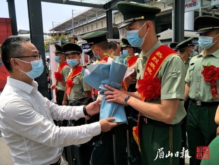 洪雅縣：迎接退役軍人光榮返鄉(xiāng) 保障服務(wù)暖人心