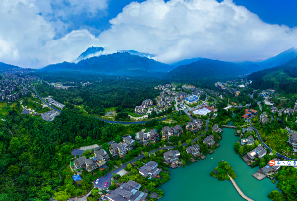 《半山家園》賀建平 攝于七里坪風景區(qū).png