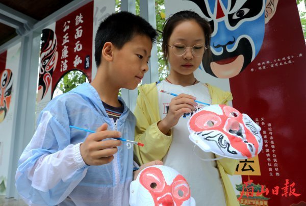  小朋友們正在認(rèn)真繪制川劇臉譜。