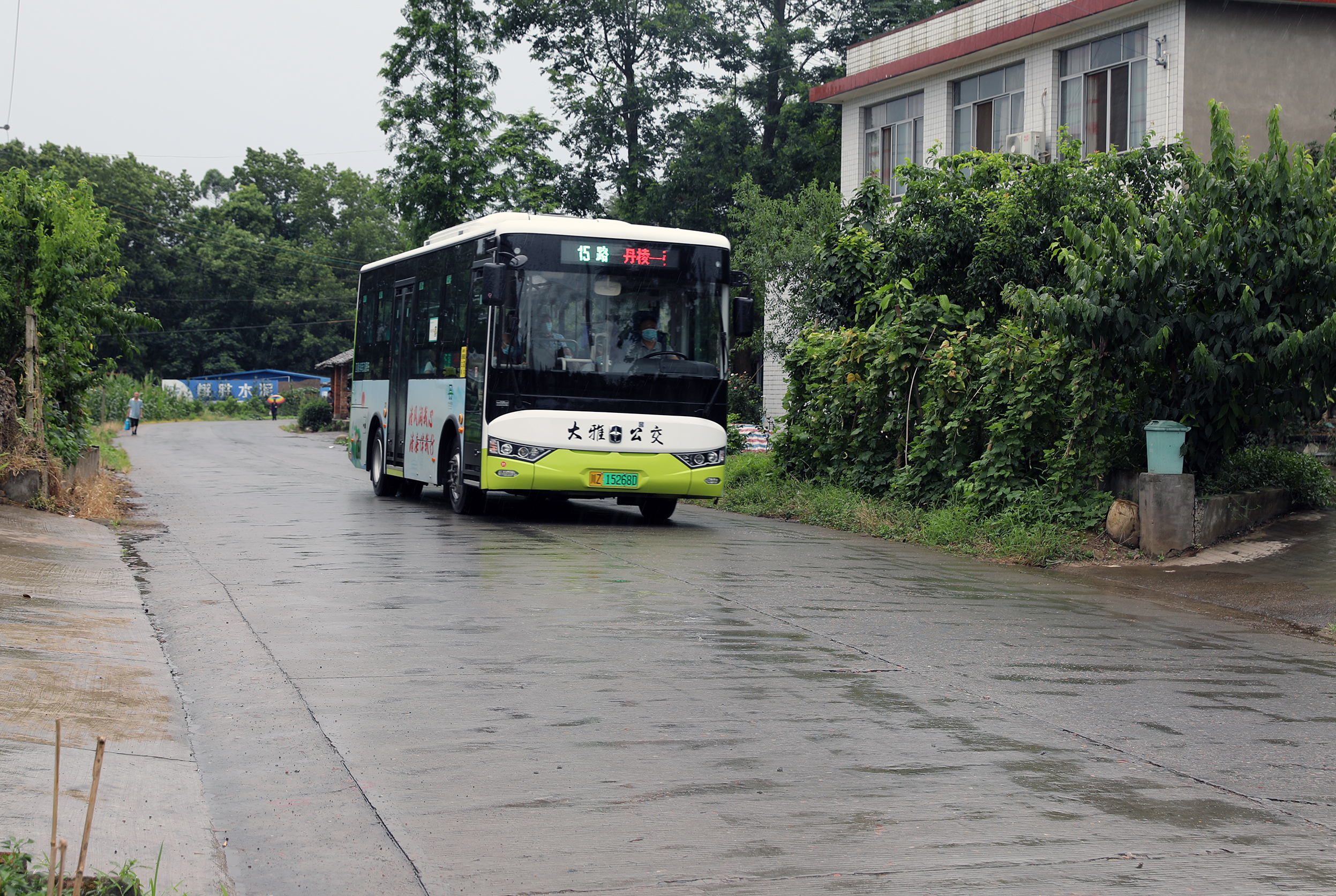 寬敞的公交車行進在鄉(xiāng)村路上。.JPG