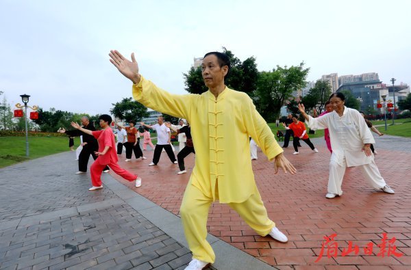  市民在公園鍛煉。