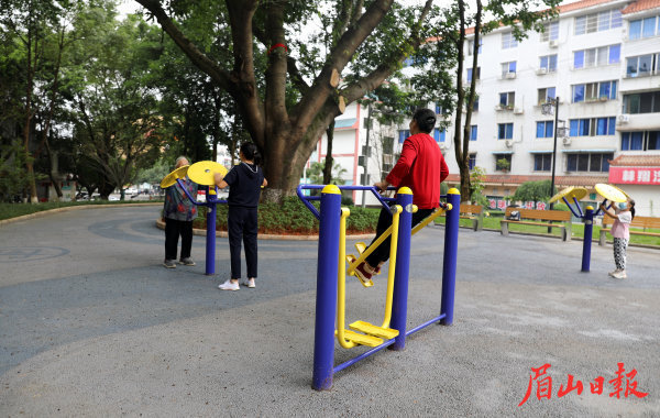  群眾在“口袋公園”健身休閑。