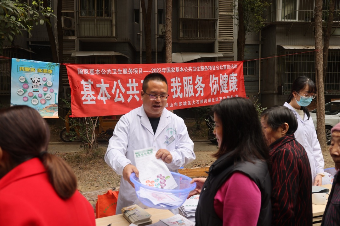 正在向居民宣傳“國家基本公共衛(wèi)生服務(wù)項目”的重要意義、服務(wù)政策、服務(wù)內(nèi)容和接受服務(wù)的渠道。.JPG