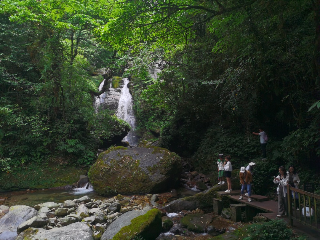 游客在瓦屋山大峽谷游玩納涼.jpg