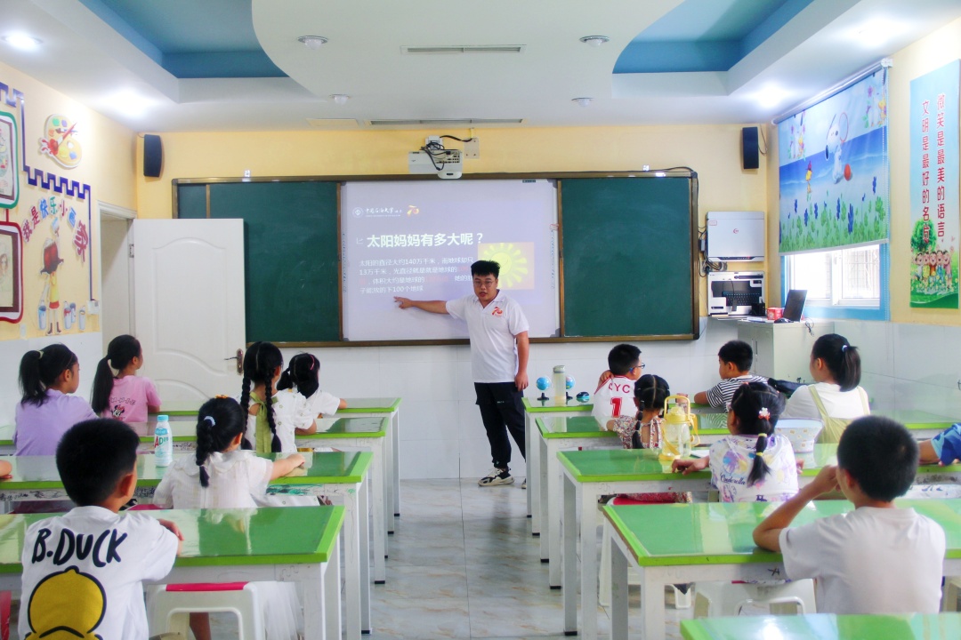 大學(xué)生志愿者為孩子們上科創(chuàng)課。