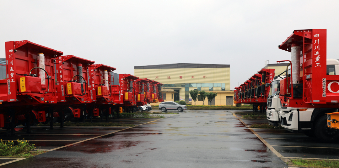  四川川運(yùn)重工機(jī)械有限公司生產(chǎn)的通用半掛車整裝待發(fā)。