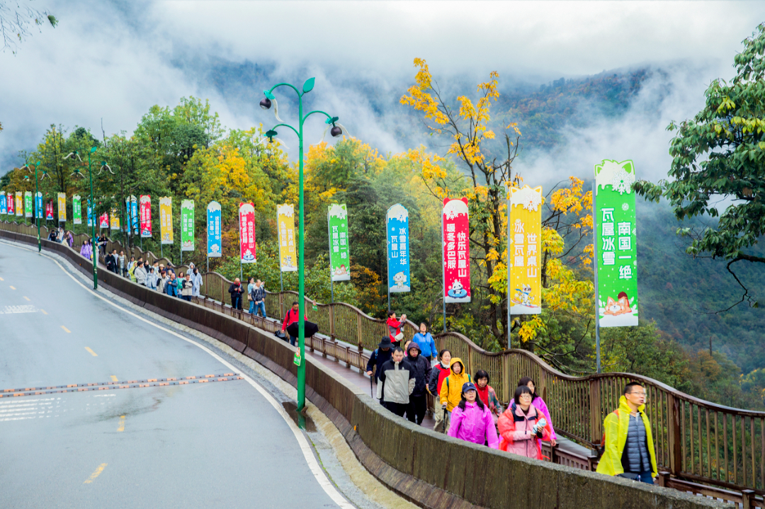  瓦屋山景區(qū)游人如織。尹霜林 攝