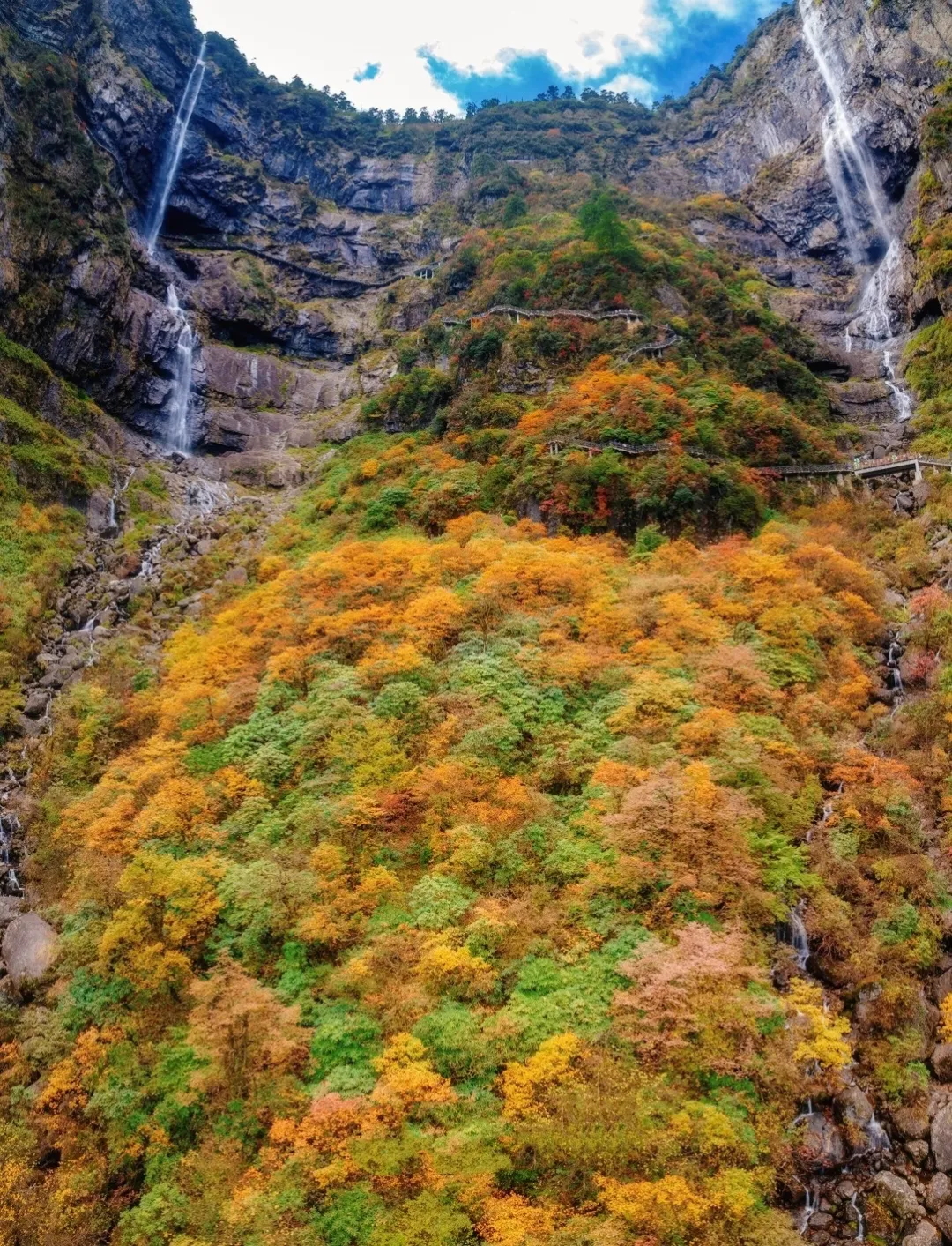  瓦屋山景區(qū)集觀瀑賞花、徒步彩林等多元化產(chǎn)品于一體的精品觀光線路。