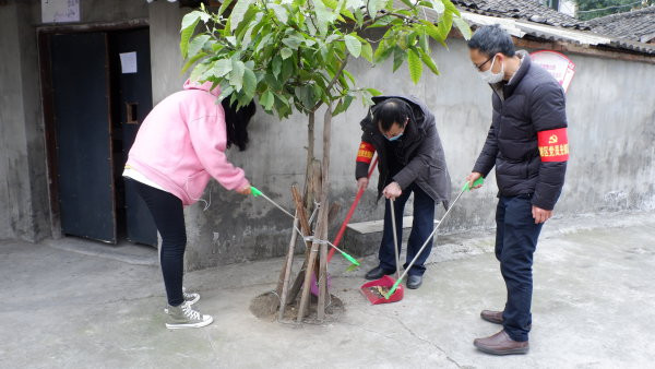 包保人員和街道、社區(qū)干部在通惠街道先鋒社區(qū)城中村打掃衛(wèi)生。.JPG