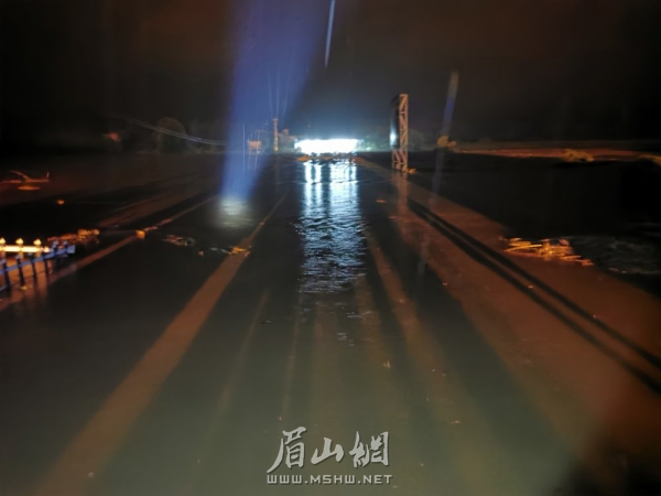 思蒙河程家嘴段洪水將道路淹沒。