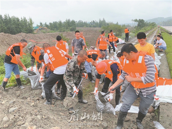 干群齊心，防汛抗洪。 本報(bào)記者 林茂春 攝