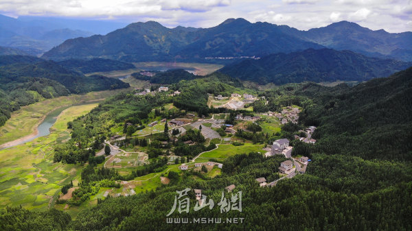 洪雅縣瓦屋山鎮(zhèn)的有機(jī)農(nóng)場(chǎng)。