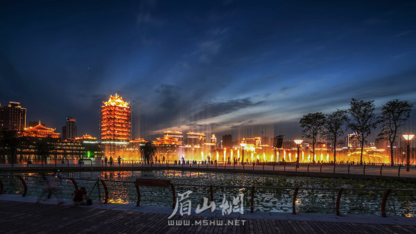 依托東坡城市濕地公園，我市積極開展商貿(mào)活動(dòng)帶動(dòng)經(jīng)濟(jì)發(fā)展。