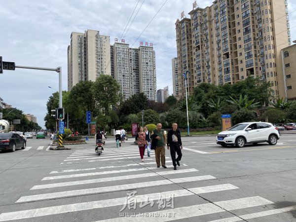 市民文明有序過馬路。