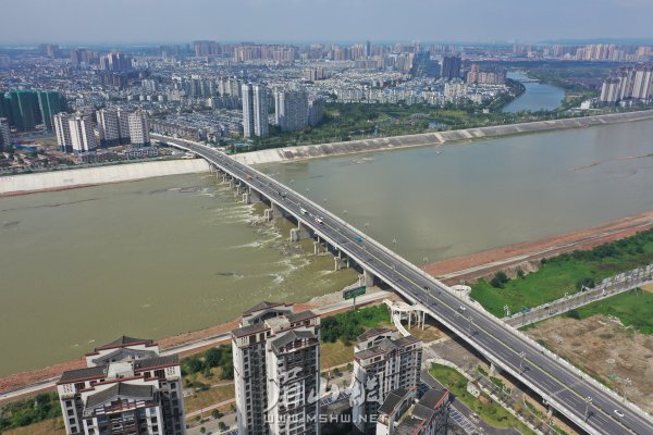 東坡區(qū)大力建設(shè)開放宜居生態(tài)人文城市。