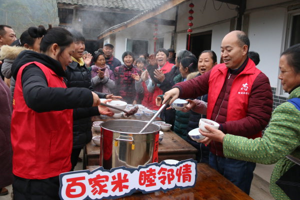 通過“社區(qū)大學(xué)”開展“百家米 睦鄰情”活動，助推鄉(xiāng)風(fēng)文明建設(shè)。