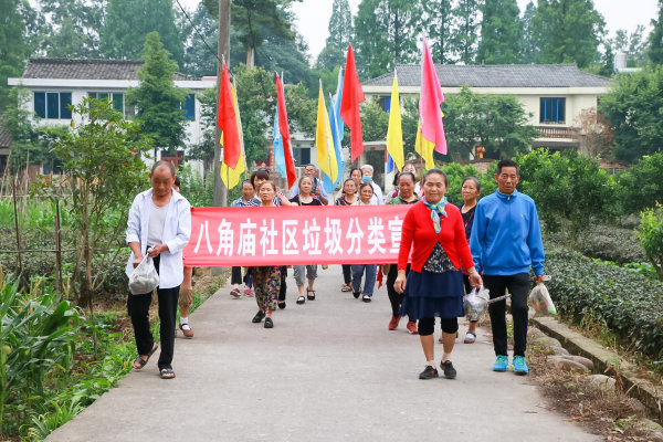 止戈鎮(zhèn)發(fā)動(dòng)社區(qū)積極宣傳垃圾分類。