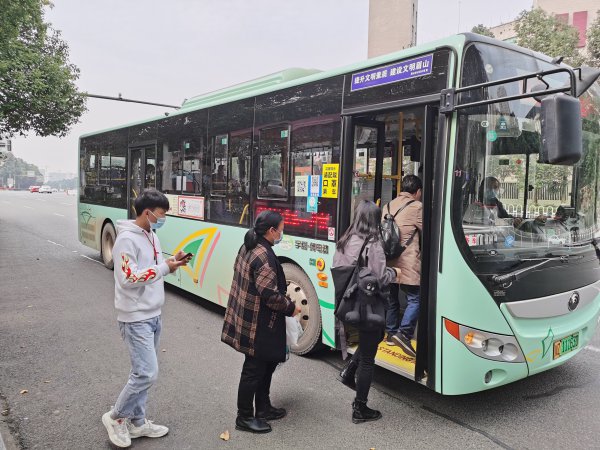 市民乘坐S101線公交車。