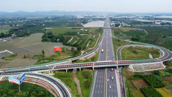 成樂高速公路擴(kuò)容重要節(jié)點(diǎn)工程彭山新互通已通車。（彭山區(qū)委宣傳部提供）