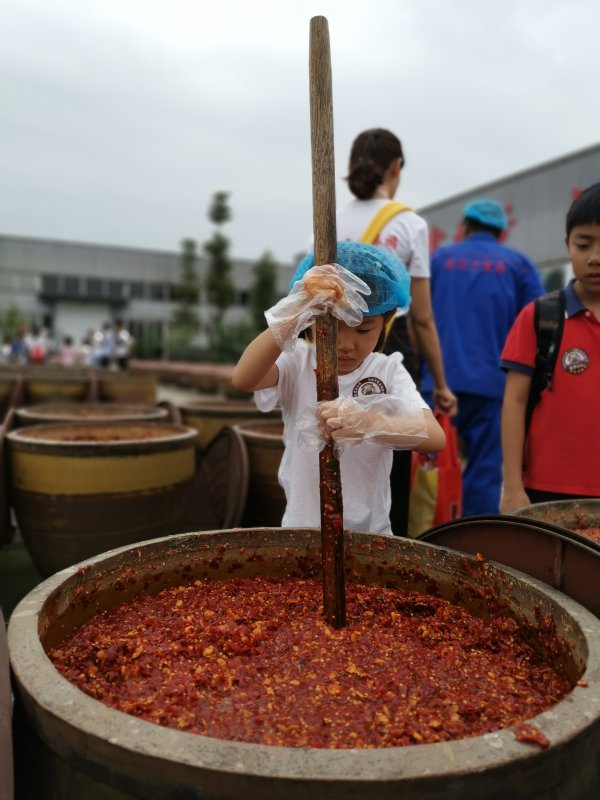 研學(xué)活動中，孩子們體驗豆瓣的制作過程。 （資料圖片）