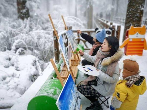 瓦屋雪景入畫來。