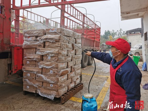 肉制品企業(yè)對冷鏈物品進(jìn)行消殺。