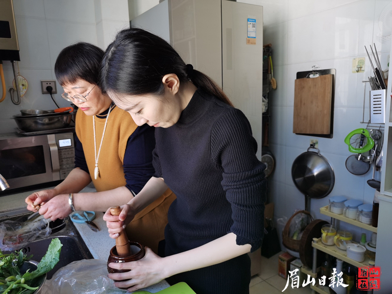 開心地和母親一起做菜。