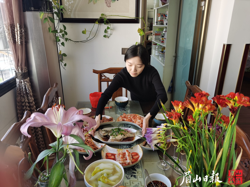 一桌子豐盛的飯菜。