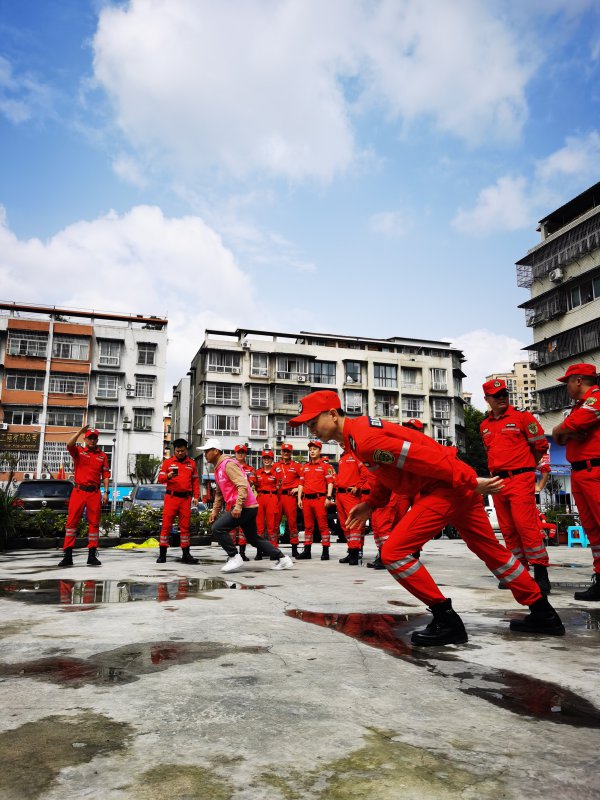  應(yīng)急救援志愿者協(xié)會(huì)隊(duì)員進(jìn)行技能訓(xùn)練