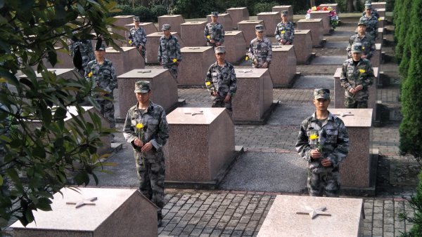 洪雅縣人武部官兵向烈士敬獻(xiàn)鮮花。