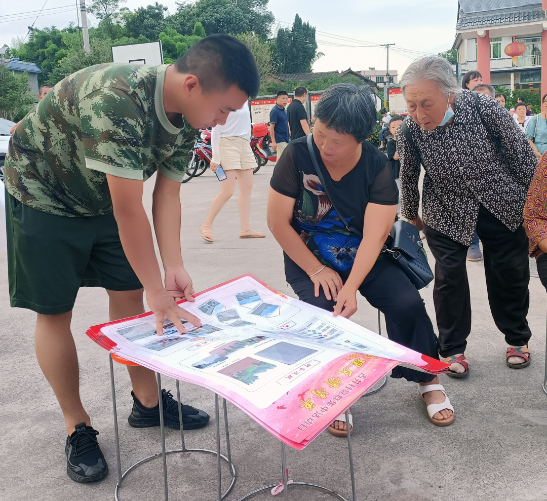 群眾認(rèn)真閱讀《黨群集中活動(dòng)日惠民實(shí)事辦理反饋清單》。.jpg