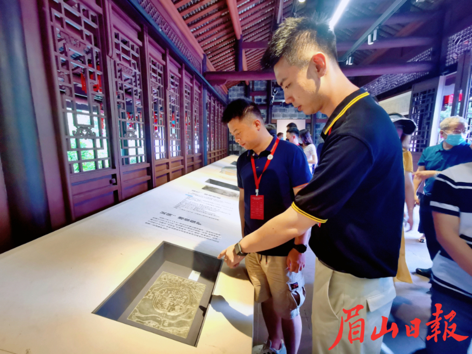 考察團成員參觀三蘇祠，感受三蘇文化。