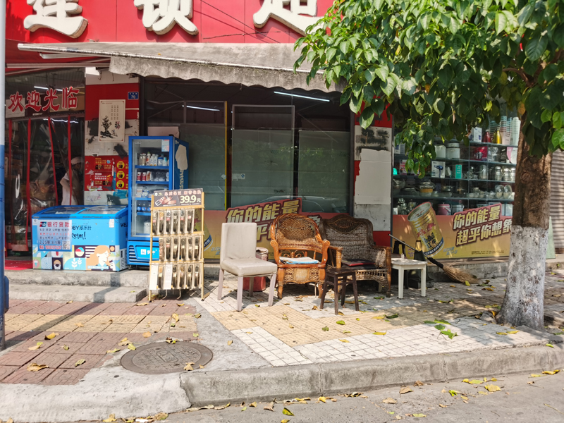 東坡區(qū)登州路70號商鋪門口人行道上擺放有桌椅板凳，影響行人通行。.jpg