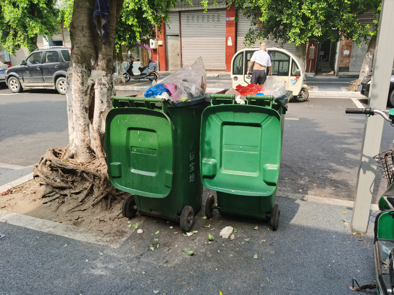 彭山區(qū)新南街下段261號附近垃圾桶周圍垃圾散落滿地。.jpg