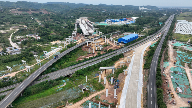 鳥瞰建設(shè)中的成樂高速公路擴(kuò)容建設(shè)項(xiàng)目眉山三期工程青龍場(chǎng)樞紐。 (1).jpg