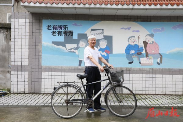 一輛單車，陪伴李徹新用鏡頭記錄美麗鄉(xiāng)村。