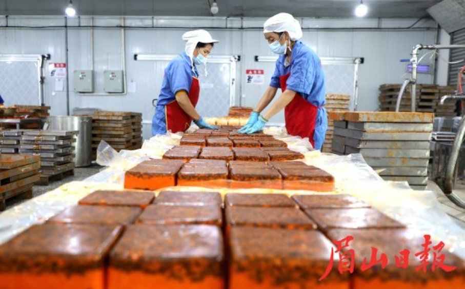 四川廚豐食品有限公司的生產(chǎn)車間內(nèi)，工人正在制作火鍋底料。