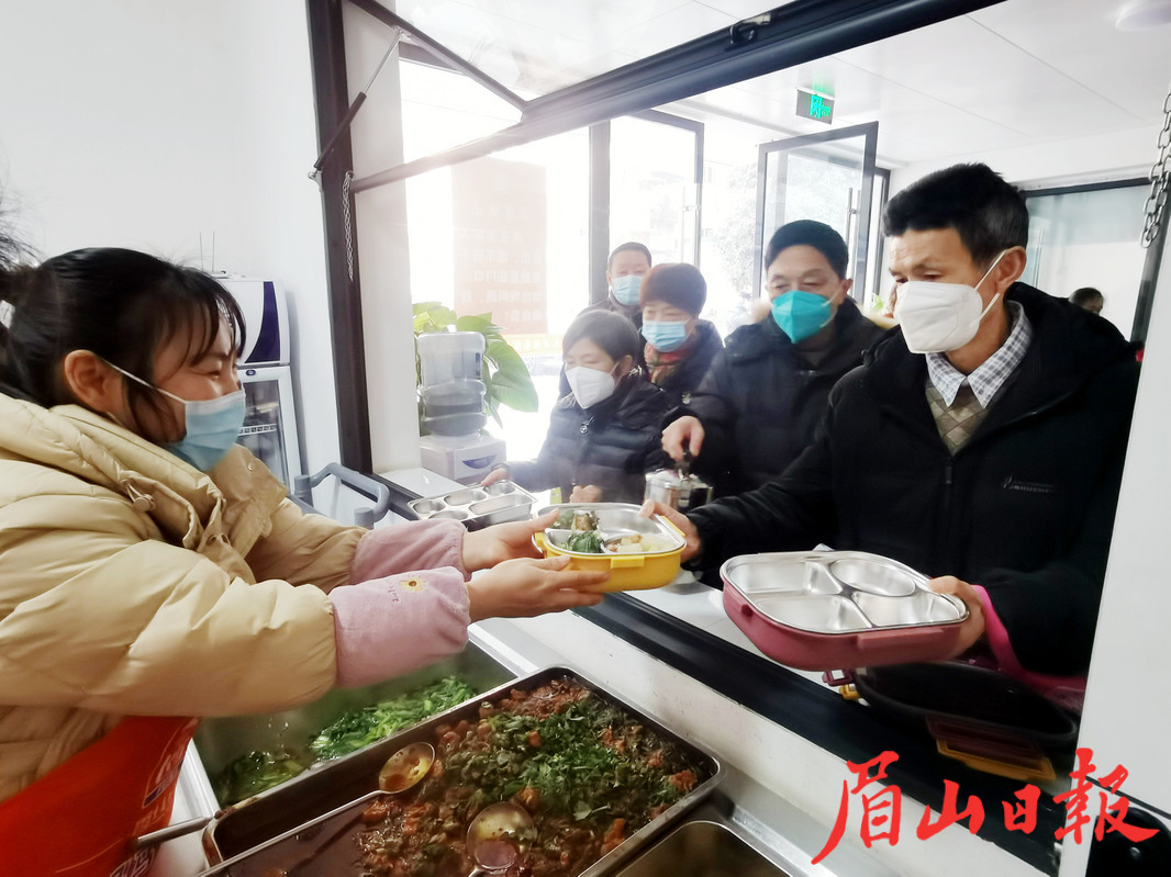 黃國平為老人們打飯。