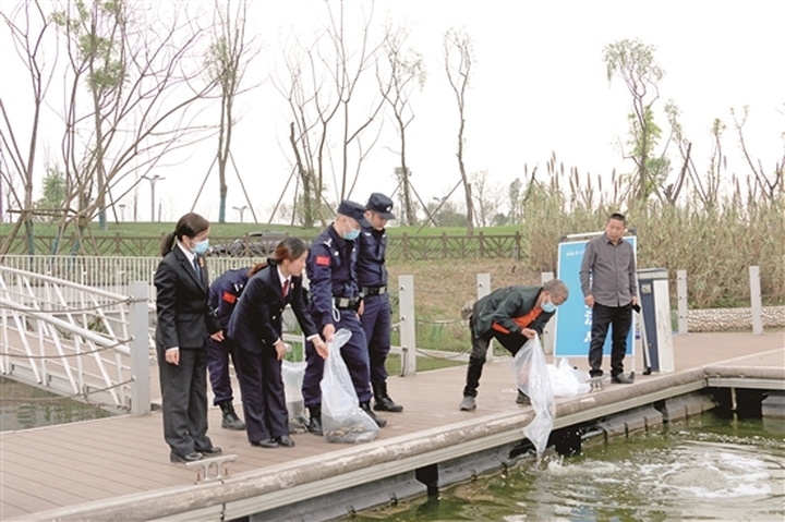 仁壽縣檢察院打擊非法捕撈水產(chǎn)品庭審后現(xiàn)場增殖放流。