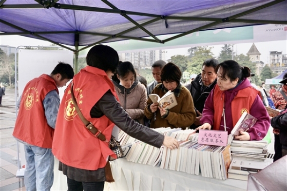 志愿者幫市民選購圖書。