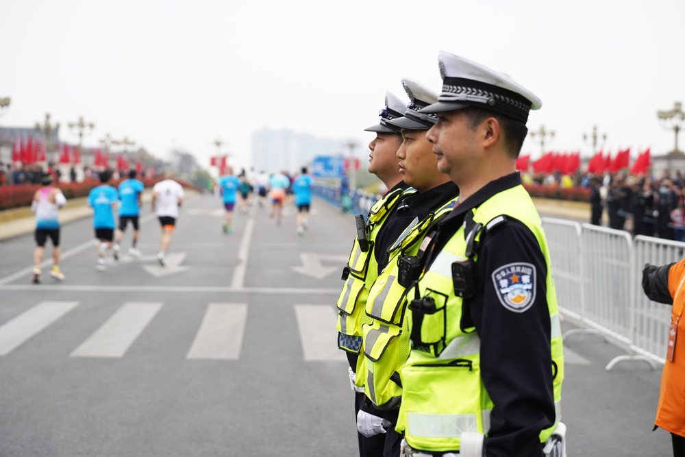 公安交警護航東馬.jpg