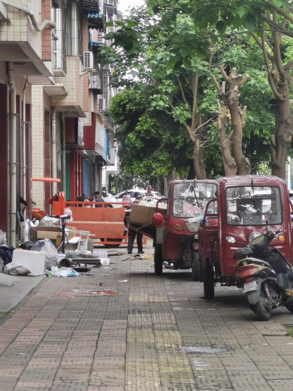  東坡區(qū)渝州路，一廢品收購門市占道經(jīng)營。