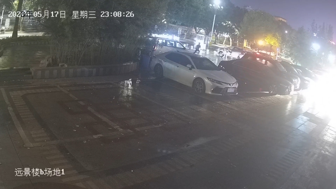 代駕小哥飛奔向出事車輛。.jpg